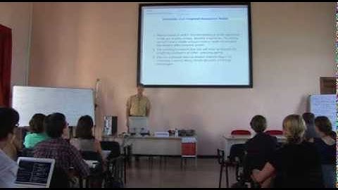 Stochastic programming, dynamic programming and their use in climate change economics