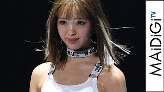 藤田ニコル、白ブラトップ＆ショーツ　「W-MAGIC」ステージでクールにランウェー　「TGC2019A／W」