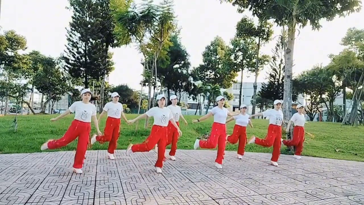 Ánh mắt biết cười nhảy shuffle dance