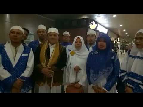 VIDEO : pemberangkatan jamaah haji plus arminareka bersama tukang cuci ajaib - bpk harun tca bersama keluarga dan jamaahbpk harun tca bersama keluarga dan jamaaharminareka perdanasebelum terbang ke mekkah. @juanda sby. ...