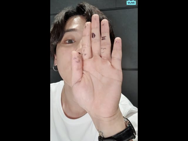 BTS JIMIN VLIVE (30-08-21) - HE ACCIDENTALLY SHOWED HIS MIDDLE FINGER AND GOT SURPRISED 😂❤ #shorts class=