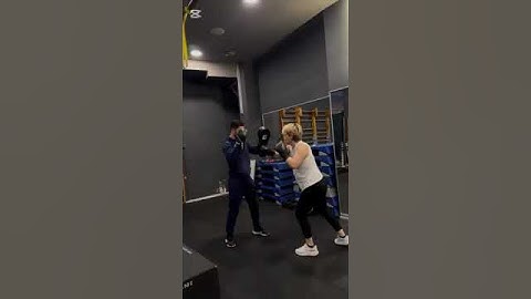 Boks me këngën e Rocky Balboa, Monika Kryemadhi kërkon vota për Metës