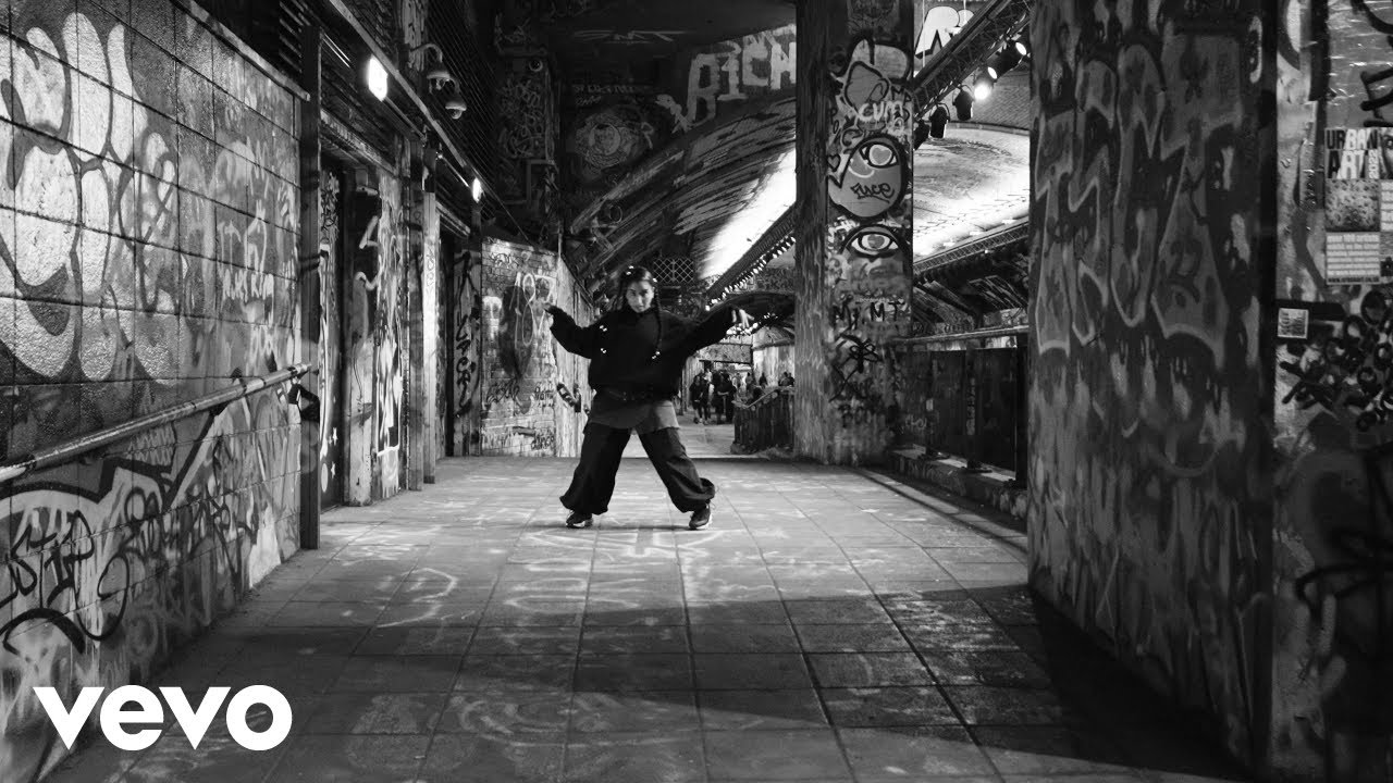 在 YouTube 上观看 Louis The Child - ooh (Official Video) 在 YouTube 上观看 Louis The Child - ooh (Official Video)