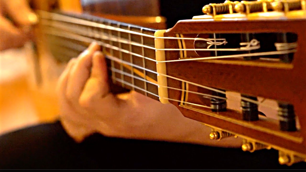 Yamandu Costa tocando violão de seis cordas.