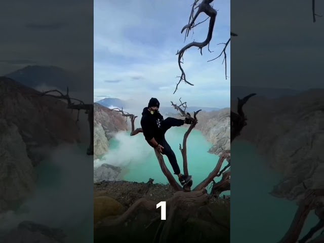 Pendaki hampir jatuh ke kawah ijen ketika sedang berfoto di pohon kering class=