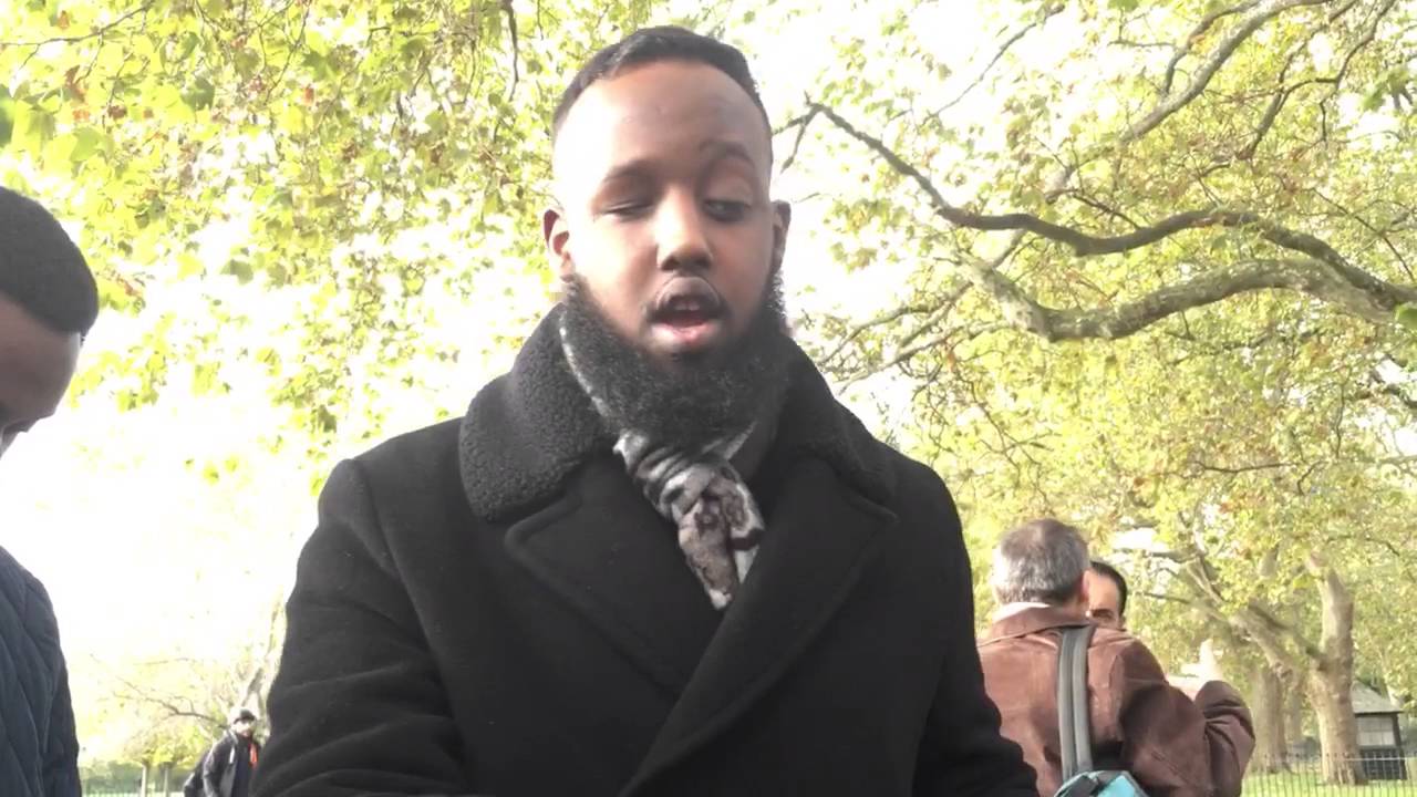 Br Mohammed Smening debates with a Christian. Speakers Corner