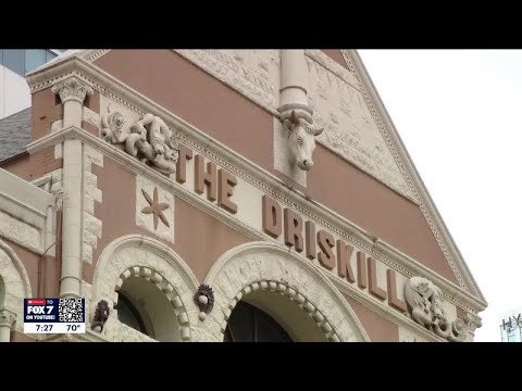تصویری: چه کسی هتل driskill را ساخته است؟
