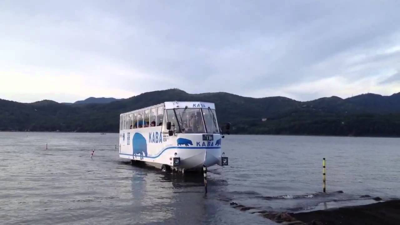 Станция озеро автобус. Автобус амфибия Владивосток. Китайский автобус амфибия. Амфибии Японии. Автобус на озере. Фото.