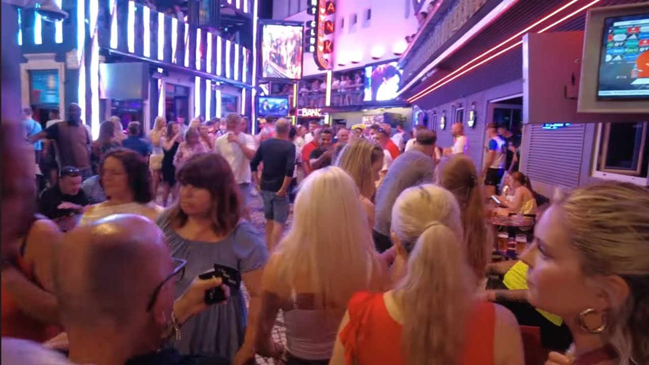 ALBUFEIRA Nightlife - WARNING It Gets BUSY ( Midnight )