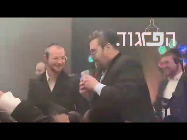 זורק כסף בחתונה............