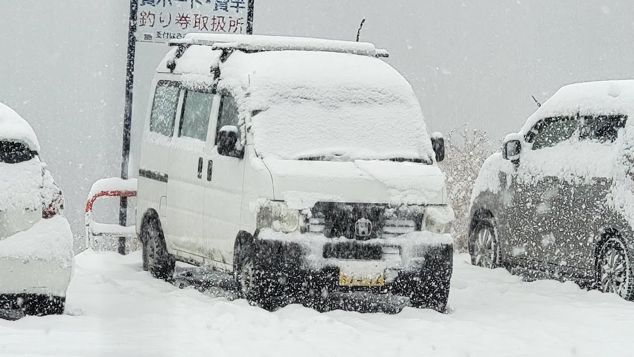 警報級の豪雪の夜に湖で釣った魚を料理して楽しむ真冬の雪中車中泊