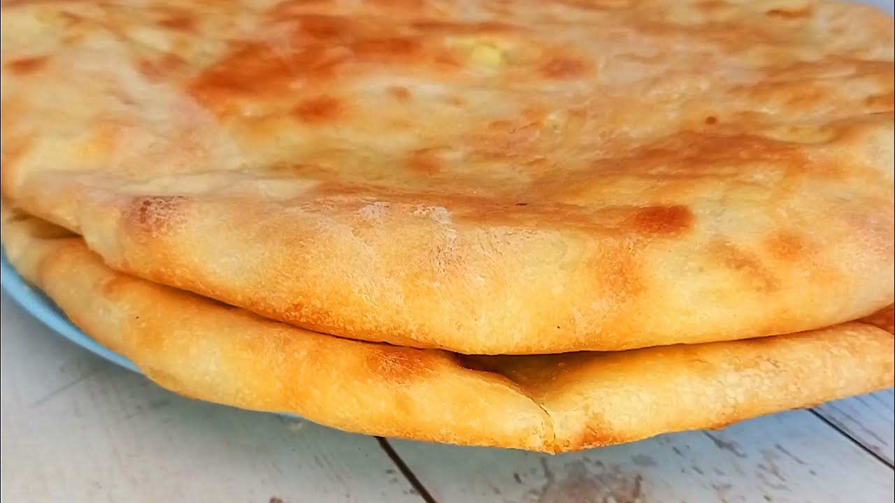 Картофельные лепешки с сыром. Пирожки с картошкой. Лепешки с сыром и зеленью. Лепешка с картофелем и сыром. Лепешка с картошкой и сыром.