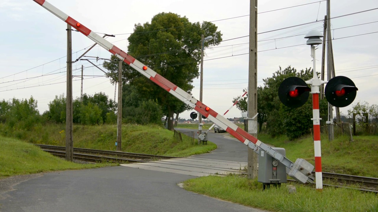 Zamykanie rogatek na przejeździe w Bojanowie