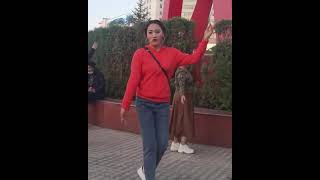 Тибетская девушка танцует народный танец