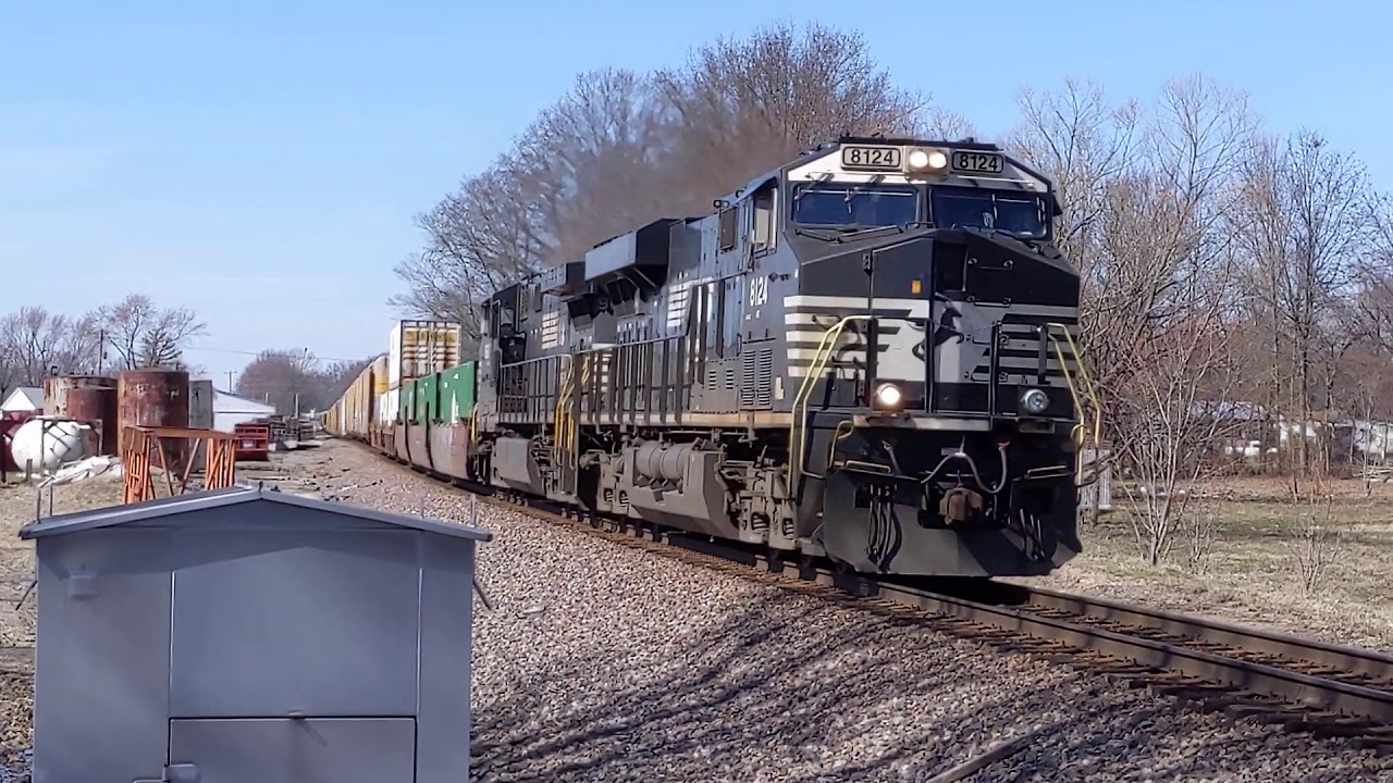 Norfolk Southern Freight Train in Walnut Hill, IL - YouTube
