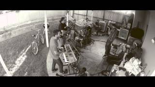 Vignette de la vidéo "I Wanna Be Yours (Arctic Monkeys) - IRATION Backyard Sessions"