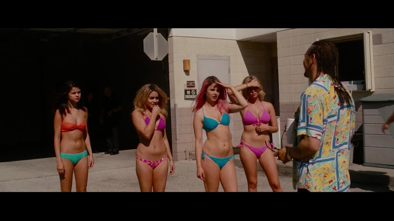 스프링 브레이커스 SPRING BREAKERS 공식 예고편 (한국어 CC) - YouTube