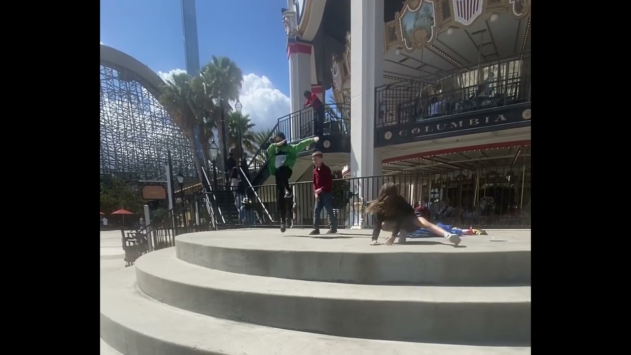 Dabbing Creeper Kid sighted at California’s Great America