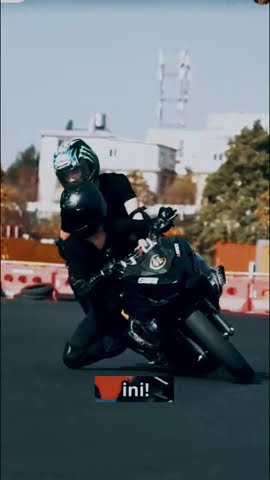 Aksi Keren wanita cantik free style motor besar