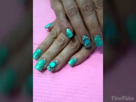 Uñas acrílicas verde con piedras