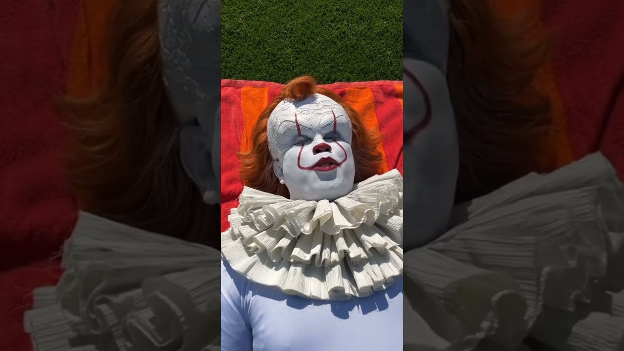 Wrapping up summer Pennywise🎈#pennywise #clown#it#horror#shorts#fyp#foryou#park#chocolate#summer#4k