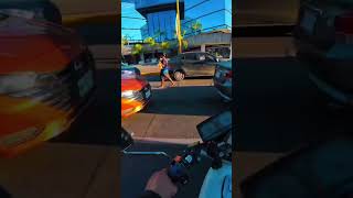 Repartidor filtra carros