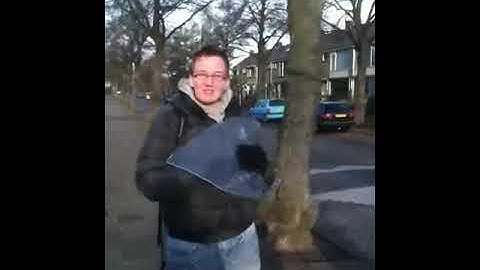 Jongen slaat ijs tegen zijn hoofd.