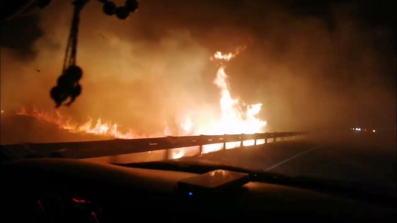 Крупный пожар в краснодаре. Пожар индустриальная краснодар. Пожар в доме. Пожар в яблоновском. Пожарный поезд тушит пожар.