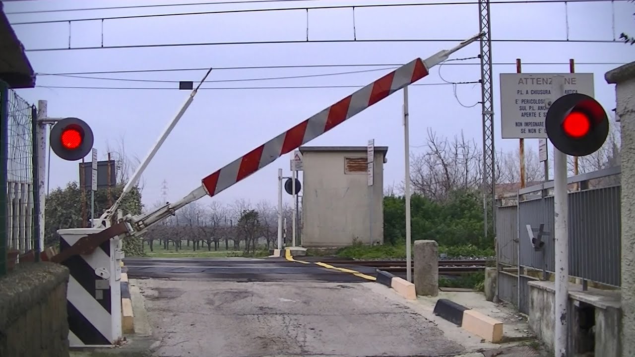 Spoorwegovergang Acerra (I) // Railroad crossing // Passaggio a livello
