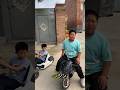 パパがたった1分で子どもたちの動かないバイクを直してスタートさせた😱 🏍️#shortsのサムネイル