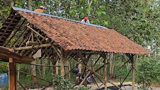 Pemasangan genteng gubuk bambu