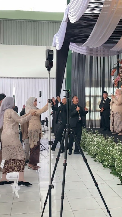 Pelemparan bunga saat kirab pengantin,, eh ada yang jatuh #makeuppengantin #bridalgown #pernikahan