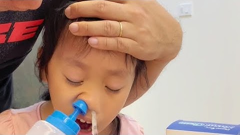 Rửa mũi cho bé đúng cách bằng bình rửa mũi và muối rửa mũi xoang PlasmaKare Nasal Clean