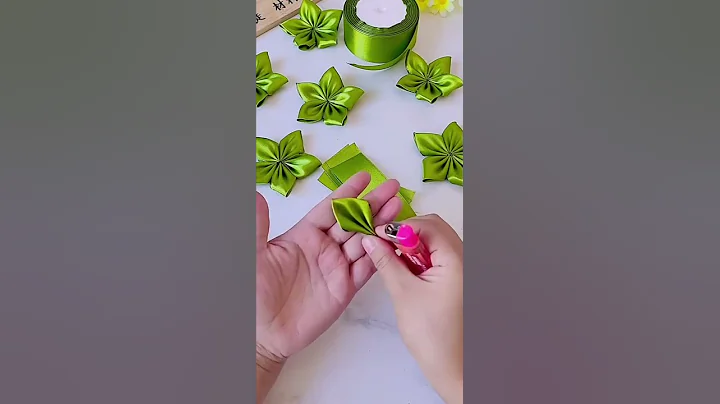 Handmade diy ribbon rose leaf #diy #handmade #flowers #tutorial #rose #craft #ribbon #gift #leaf