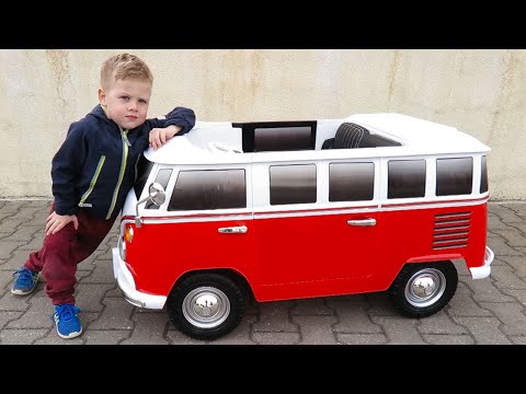 Thomas Unboxing and Assembling new Wheels on the Bus