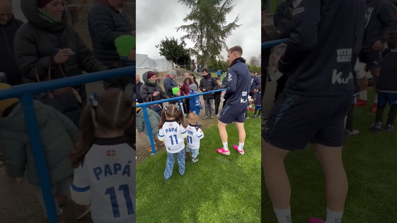 Hoy Toni a tenido ayuda en las firmas… #futbol #alaves