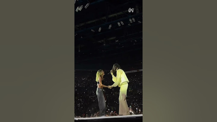 GHALI canta “NIENTE PANICO” ABBRACCIATO a UNA FAN sul palco