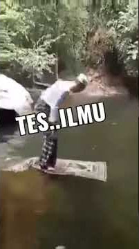Ajaib!!! Kakek ini sakti sholat di atas air