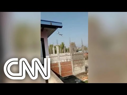 Vídeo mostra avião momentos antes da queda no Nepal | LIVE CNN