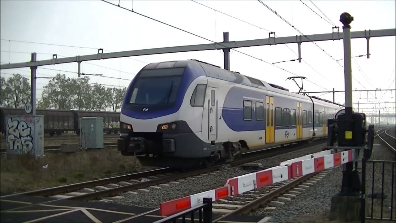 Spoorwegovergang Lage Zwaluwe // Dutch railroad crossing
