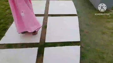 Asyiknya cewek cantik main hujan-hujanan memakai jas hujan & payung walaupun sendirian