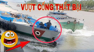 Nước chảy siết.Sà lan vượt cống thất bại.ghe sắt tăng tốc mạnh mẽ vượt cống ngăn mặn TRÀ VINH