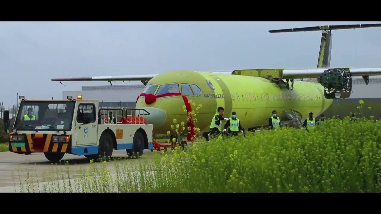 Видео доставки на статические испытания прототипа китайского  турбовинтового самолета MA700