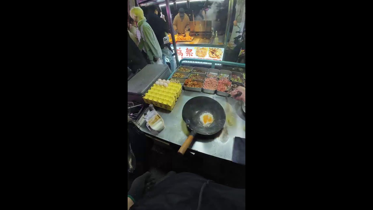 Enjoying delicious food - 纵览美食直播