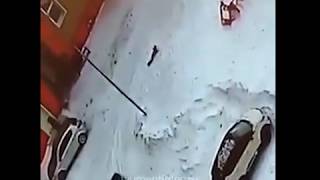 В Новом Уренгое автомобиль наехал на лежащего на снегу ребенка и протащил его по двору