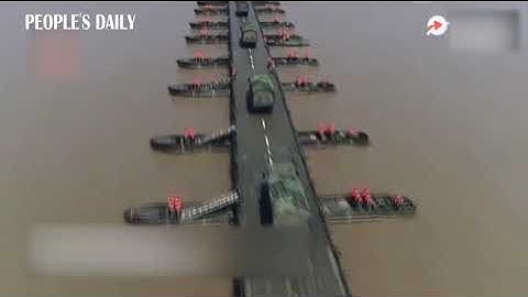 In 60 seconds, Chinese #PLA troops built a 200-meter pontoon bridge to move tanks across a river
