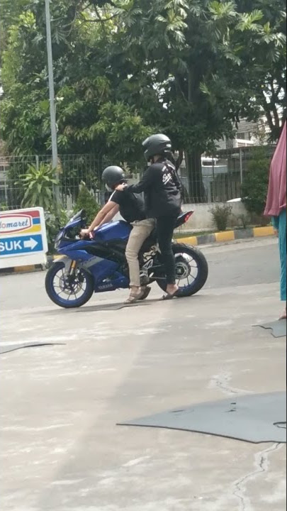 MOTOR YAMAHA R15 WARNA BIRU KELUARAN TERBARU COCOK BUAT BONCENG CEWEK CANTIK