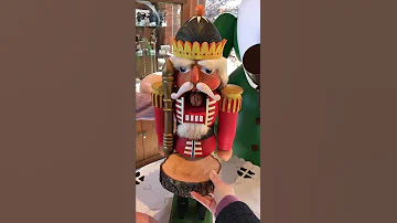 王道 くるみ割り人形でくるみを割ってみました エルツおもちゃ博物館 軽井沢 