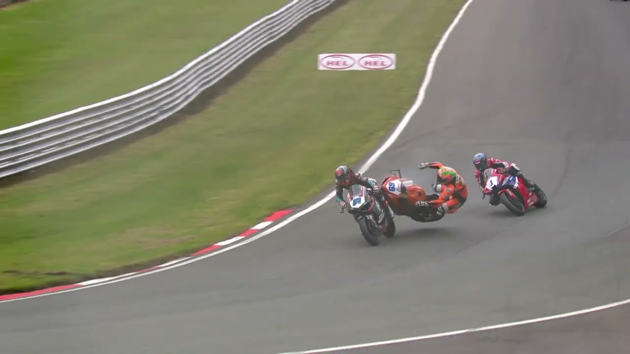 Драматичный финал чемпионата Великобритании по суперспорту Quattro Group 2025 года в Оултон-парке