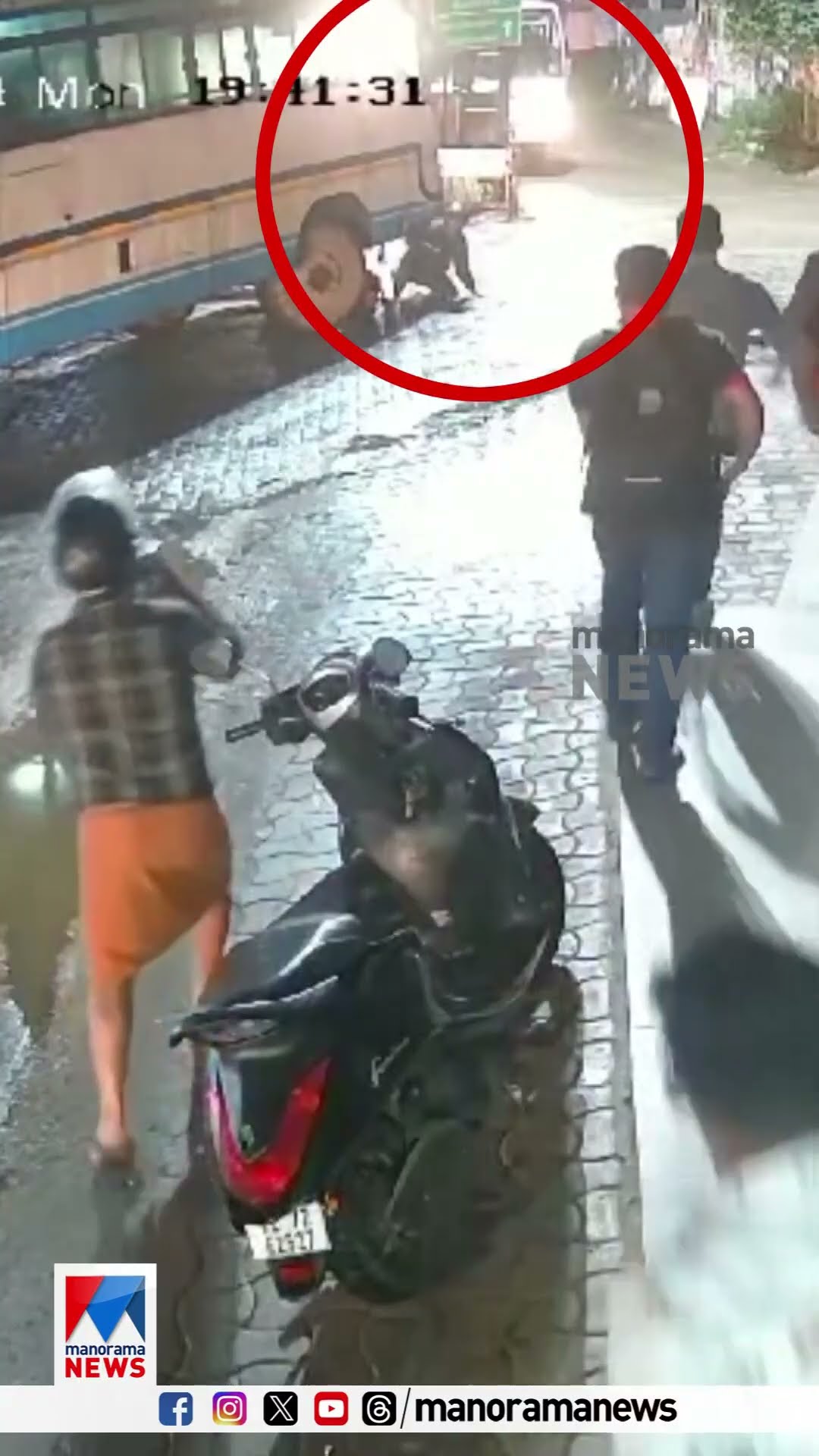 'തലനാരിഴയ്ക്ക് രക്ഷപെട്ടു...'; മാനന്തവാടിയിൽ KSRTC ബസ് ബൈക്കിലിടിച്ച് അപകടം #wayanad #KSRTC